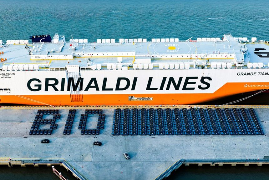 Stellantis espera un barco con los brazos abiertos. Uno cargado de coches chinos para asaltar los SUV de 30.000 euros