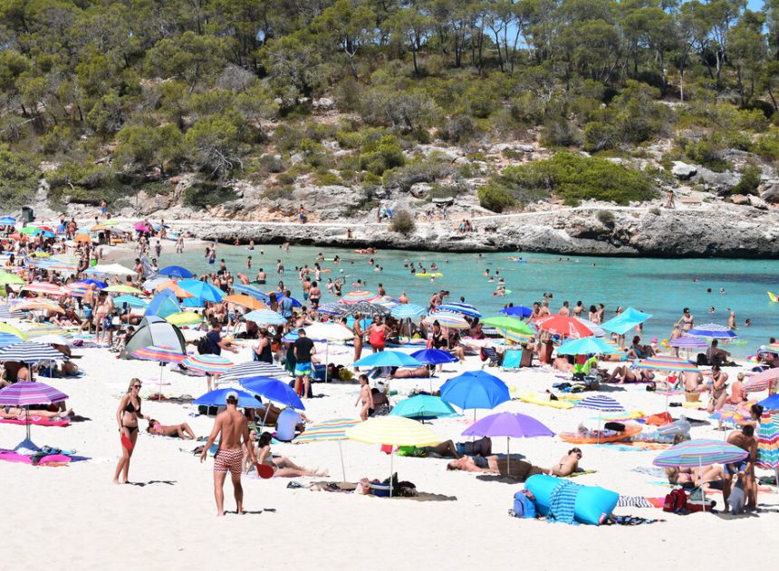 Algo extraño está pasando con el turismo en España: los datos están en máximos, los hosteleros insisten en que hay crisis