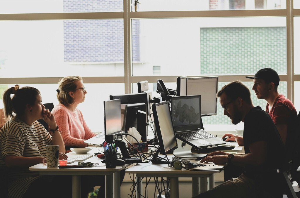 Tres estudios, tres futuros: el incierto impacto de la IA en el mercado laboral